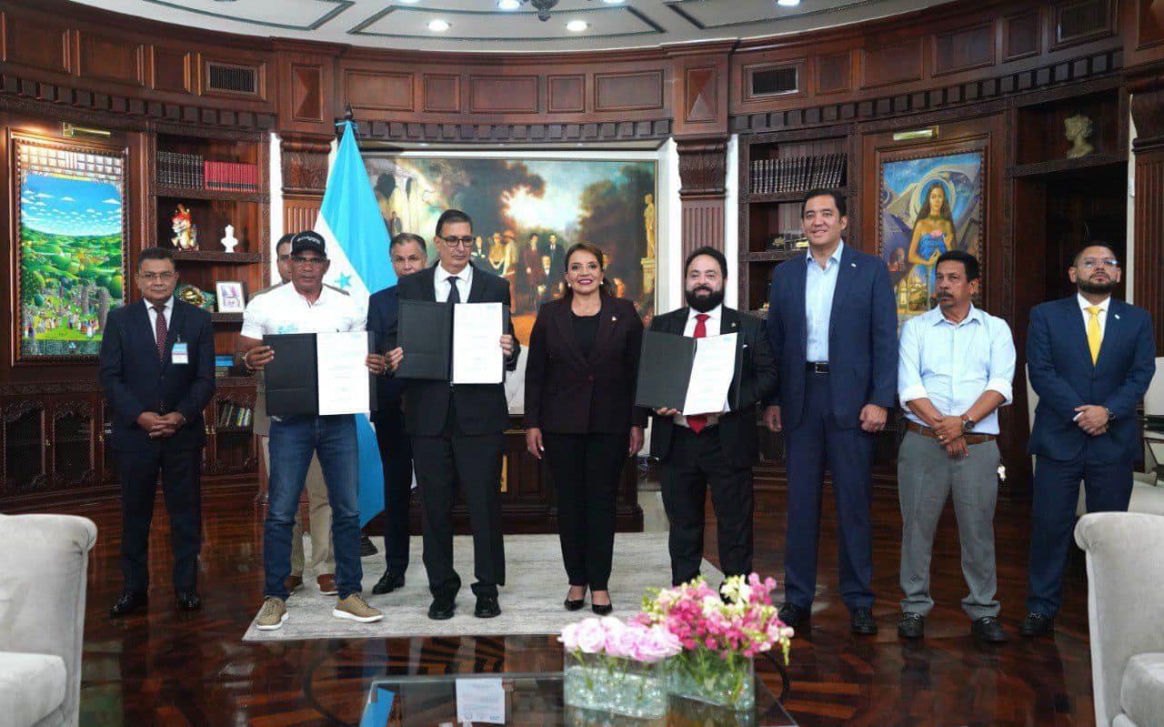 Poderes Legislativo y Ejecutivo firman acuerdo con la Federación de Fútbol de Honduras para apoyo económico y trasmisión de juegos de la H